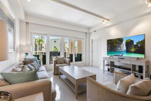 サウス・パドレ・アイランドにあるPerfect big family getaway! Spectacular large balcony overlooking the pool Beachfront resortのリビングルーム(ソファ、テレビ付)