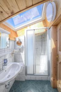 W łazience znajduje się biała umywalka i prysznic. w obiekcie Pension Hochkönigblick w mieście Sankt Johann im Pongau