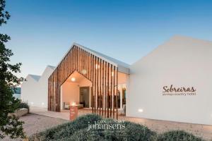 eine Darstellung der Vorderseite eines weißen Gebäudes in der Unterkunft Sobreiras Alentejo Country Hotel - by Unlock Hotels in Santa Margarida da Serra