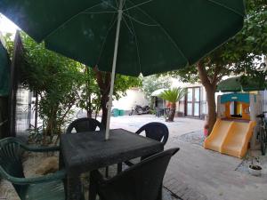 un tavolo e sedie con ombrellone su un patio di Asso Di Coppa a Scafati