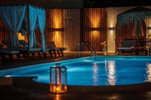 Bazén v ubytování Manias Hotel Apartments nebo v jeho okolí