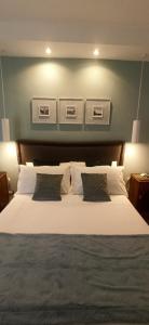 1 dormitorio con 1 cama blanca grande y 2 almohadas en Jacona 365 en Palermo