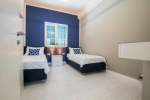 a small room with two beds and a window at LUXUS-VILLA mit 4 Schlafzimmern und POOL in der Nähe von Dubrovnik Kroatien und Bosnien in Ravno
