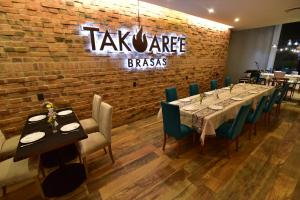 Esplendor by Wyndham Asuncion tesisinde bir restoran veya yemek mekanı