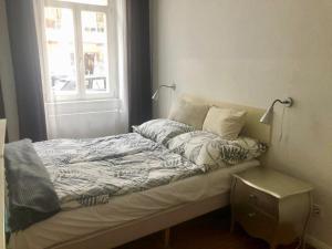 ベルリンにあるNice studio in Friedrichschain areaの窓付きの客室の小さなベッド1台分です。