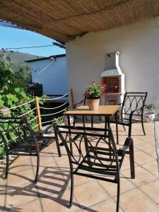 una mesa y sillas en un patio con fogones en Casa Cándida 4 habitaciones, en Viascón