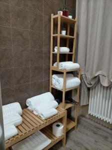 福賈的住宿－B&B LEI，浴室提供毛巾和木制毛巾架