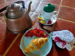 Antica Taverna del Principe في Sepino: طبق من الطعام مع كرواسون وكوب من الشاي