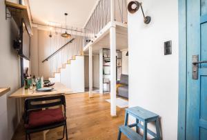 Televízia a/alebo spoločenská miestnosť v ubytovaní oompH Warsaw Central Premium Apartments