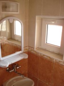 baño con lavabo y ventana en Moni 85 Family House, en Sozopol