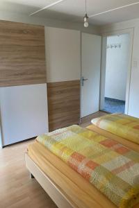 1 dormitorio con 2 camas en una habitación en Apartment Vermöhlen-Bohren Ruth by Interhome en Wilderswil