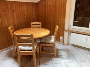 una mesa de madera y sillas en una habitación en Apartment Vermöhlen-Bohren Ruth by Interhome en Wilderswil