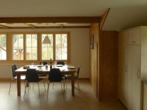 ein Esszimmer mit einem Tisch und Stühlen in der Unterkunft Apartment Lucie by Interhome in Adelboden