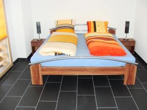 uma cama com almofadas coloridas num quarto em Apartment Burn- Alte Strasse by Interhome em Adelboden