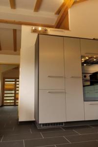 cocina con armarios blancos y techo en Apartment Burn- Alte Strasse by Interhome, en Adelboden