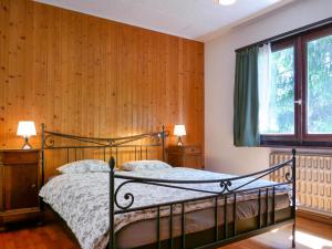 Un pat sau paturi într-o cameră la Holiday Home Chalet Al Portic by Interhome