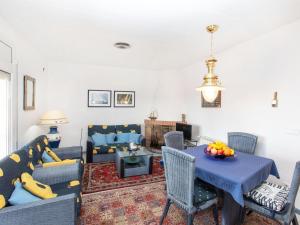 een woonkamer met een blauwe tafel en stoelen bij Holiday Home Can Berta by Interhome in Pals