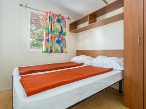 um quarto com um beliche e uma janela em Holiday Home Brioni Sunny Camping by Interhome em Pula