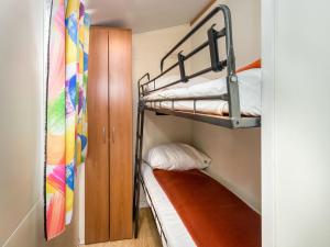 Palanda nebo palandy na pokoji v ubytování Holiday Home Brioni Sunny Camping by Interhome