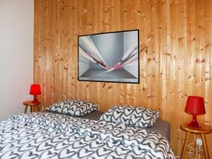 um quarto com uma cama e uma televisão numa parede de madeira em Chalet Monti di Piazzogna by Interhome em Piazzogna