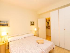 バルセロナにあるApartment Eixample Dret Corsega Roger Lluria by Interhomeの白いベッドルーム(ベッド1台、ランプ2つ付)