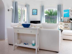 uma sala de estar com um sofá branco e uma mesa em Villa Bellevie by Interhome em Oliva