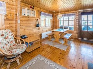 Posezení v ubytování Holiday Home Villa koivumäki by Interhome