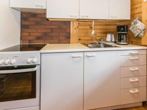 Kuchyň nebo kuchyňský kout v ubytování Holiday Home Villa koivumäki by Interhome