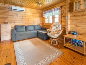 Posezení v ubytování Holiday Home Villa koivumäki by Interhome