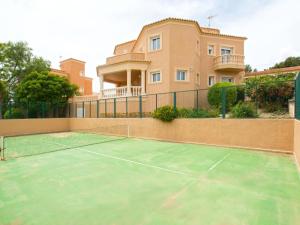 Tenis alebo squash v ubytovaní Villa Calpetenis by Interhome alebo jeho okolí