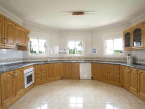 Kuchnia lub aneks kuchenny w obiekcie Villa Calpetenis by Interhome