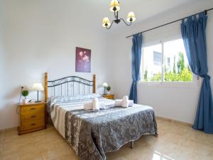 Łóżko lub łóżka w pokoju w obiekcie Villa Calpetenis by Interhome