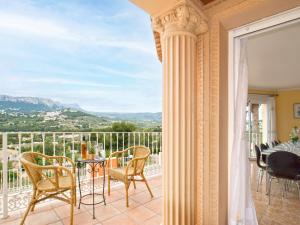 Habitación con balcón con mesa y sillas. en Villa Florencia by Interhome, en Calpe