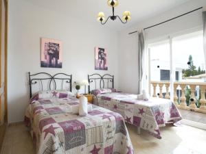 Łóżko lub łóżka w pokoju w obiekcie Villa Calpetenis by Interhome