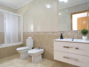 Łazienka w obiekcie Villa Calpetenis by Interhome