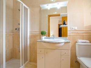 Łazienka w obiekcie Villa Calpetenis by Interhome