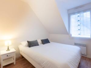 - une chambre avec un lit blanc et une fenêtre dans l'établissement Holiday Home Les Jardins du Levant by Interhome, à Quiberon