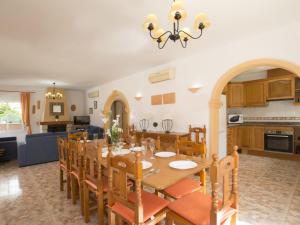 Kuchyňa alebo kuchynka v ubytovaní Villa Gardenia by Interhome