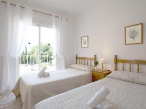 Łóżko lub łóżka w pokoju w obiekcie Villa Gardenia by Interhome