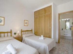 Łóżko lub łóżka w pokoju w obiekcie Villa Gardenia by Interhome