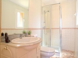 Łazienka w obiekcie Villa Gardenia by Interhome