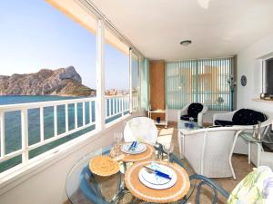 uma sala de estar com vista para o oceano em Apartment Orellana-5 by Interhome em Calpe