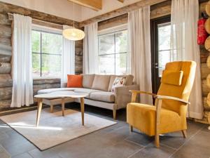 sala de estar con sofá, mesa y sillas en Holiday Home Taruilevi 10 j2 by Interhome en Sirkka
