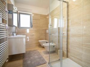 Kúpeľňa v ubytovaní Apartment Kvarner house-2 by Interhome