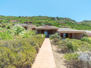 een huis op de heuvel met een pad dat daarheen leidt bij Holiday Home Erica by Interhome in Costa Paradiso