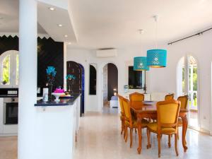 - une cuisine et une salle à manger avec une table et des chaises dans l'établissement Villa Mona Lisa by Interhome, à Altea