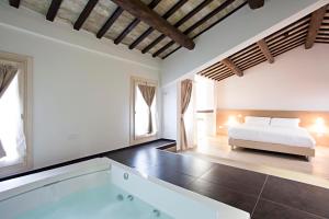 1 dormitorio con bañera y 1 cama en una habitación en Borgoleoni 18 - Room and Breakfast, en Ferrara