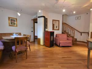 - un salon avec une table et des chaises ainsi qu'un escalier dans l'établissement Apartment Grosio Terrace by Interhome, à Grosio