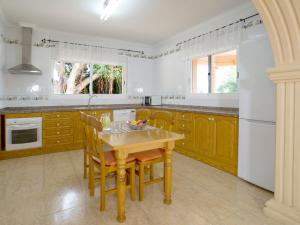 Kuchnia lub aneks kuchenny w obiekcie Villa Liriopadel by Interhome
