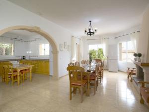 Kuchnia lub aneks kuchenny w obiekcie Villa Liriopadel by Interhome